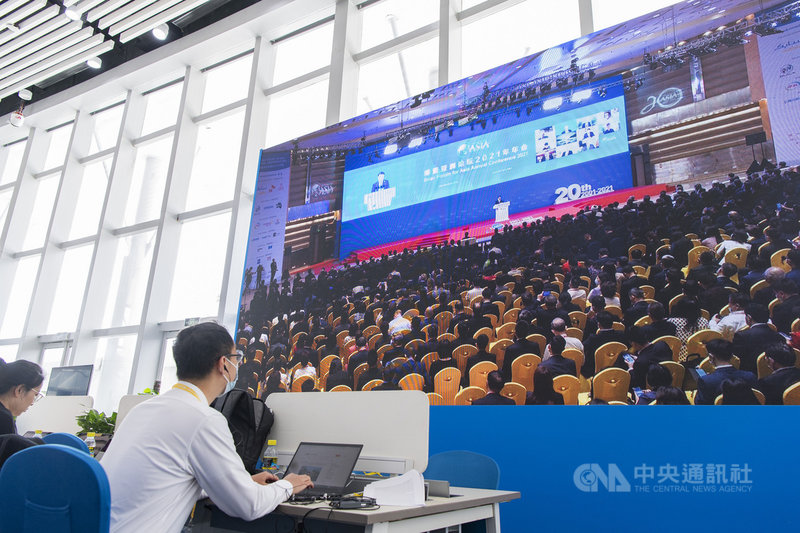 博鰲亞洲論壇2021年年會開幕式20日在海南省博鰲舉行。圖為媒體記者、工作人員在年會新聞中心觀看開幕式。(中新社提供)中央社 110年4月20日