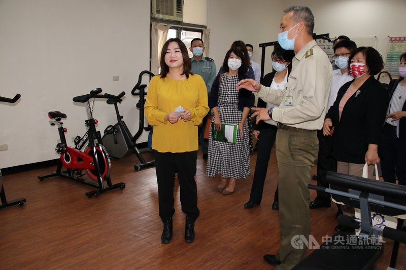 南投縣內第一家由軍方設置的職場教保服務中心有望落腳南投縣後備指揮部,規劃招收30名2歲到6歲幼童,以招收縣內軍人的子女為第一優先對象,空間整修後,預計112年6月開班。國民黨立法委員馬文君(前左)20日會同國防部、教育部前往踏勘。中央社記者蕭博陽南投縣攝 110年4月20日
