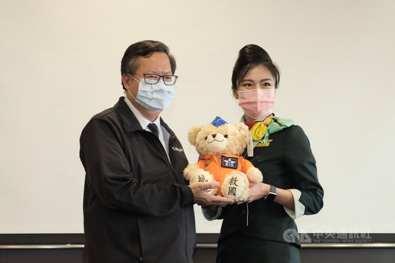桃園市長鄭文燦(左)20日訪視長榮航空充電再出發訓練課程表示,這一年中,雖然航班、工作收入減少,但主要幾家航空公司,目前都在進行各種計畫,讓公司可以永續經營。中央社記者吳睿騏桃園攝 110年4月20日