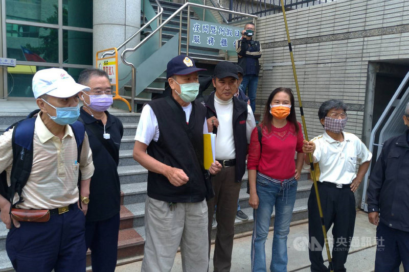 68歲的退休員警莫伯強(左3)提告指控,110年3月13日到台南市棒球場外向總統蔡英文陳情時,遭警方非法逮捕與傷害,莫伯強20日在多名聲援人士陪同下到台南地檢署出庭。中央社記者楊思瑞攝 110年4月20日