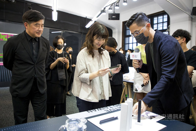 文化部20日在松山文創園區舉辦2021台灣文博會商展區展前記者會,次長李靜慧(前中)及台灣設計研究院長張基義(前左)觀看「年度最佳文創精品獎」作品。(文化部提供)中央社記者葉冠吟傳真 110年4月20日