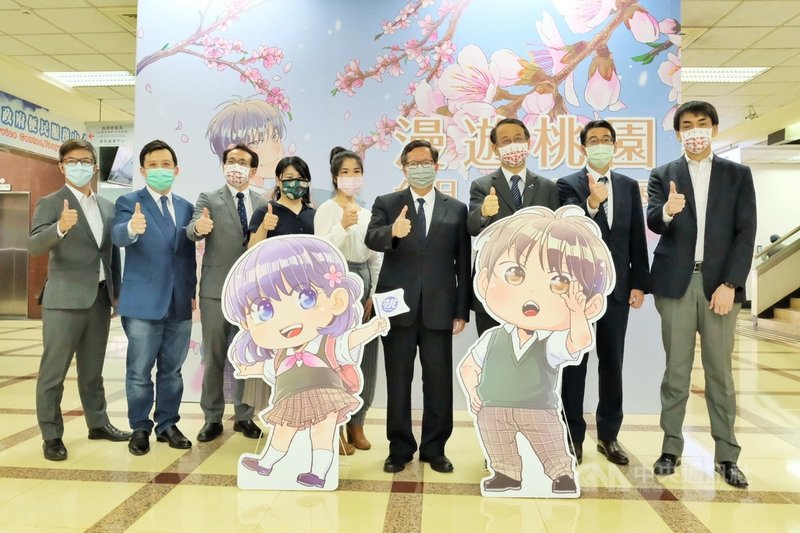 桃園市政府與日本台灣交流協會共同舉辦「漫遊桃園-台日友情插畫展」,最近在桃市府市政大樓展出,桃園市長鄭文燦(右4)20日表示,期盼透過漫畫促進台日間交流友好。中央社記者吳睿騏桃園攝 110年4月20日