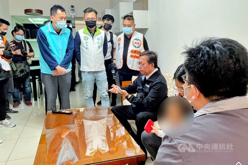 桃園市長鄭文燦(坐者,後右)20日到平鎮區訪視社會住宅包租代管政策戶,他表示,包租代管是總統蔡英文上任後的重要住宅政策,截至4月初,第一、第二期共媒合2496戶,在6都當中,桃園市包租代管成效最好,第三期包租代管計畫預計5月1日開辦,預計提供3400戶。中央社記者吳睿騏桃園攝 110年4月20日