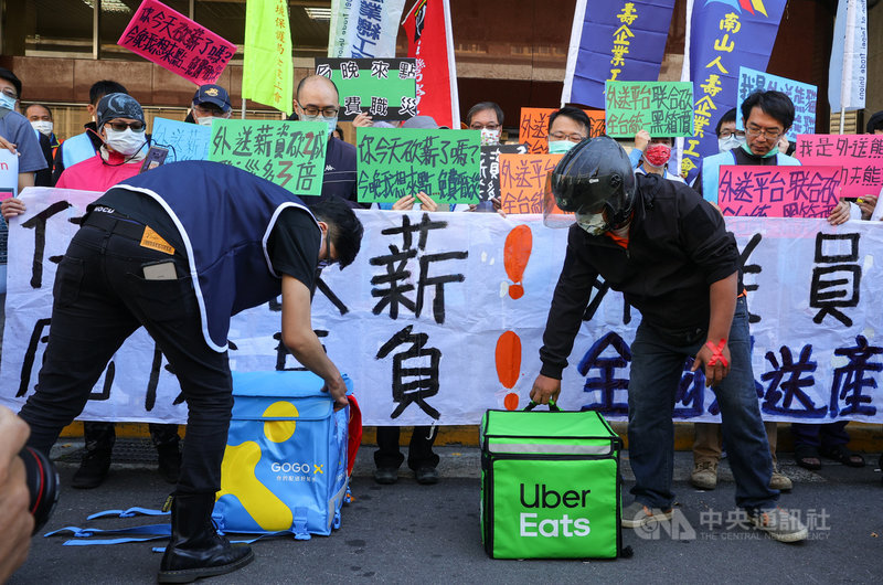 全國外送產業工會籌備會20日在勞動部前舉行「任意砍薪?風險自負?外送員組工會」記者會,呼籲更多外送員加入工會,共同發聲,爭取外送員權益。中央社記者謝佳璋攝 110年4月20日