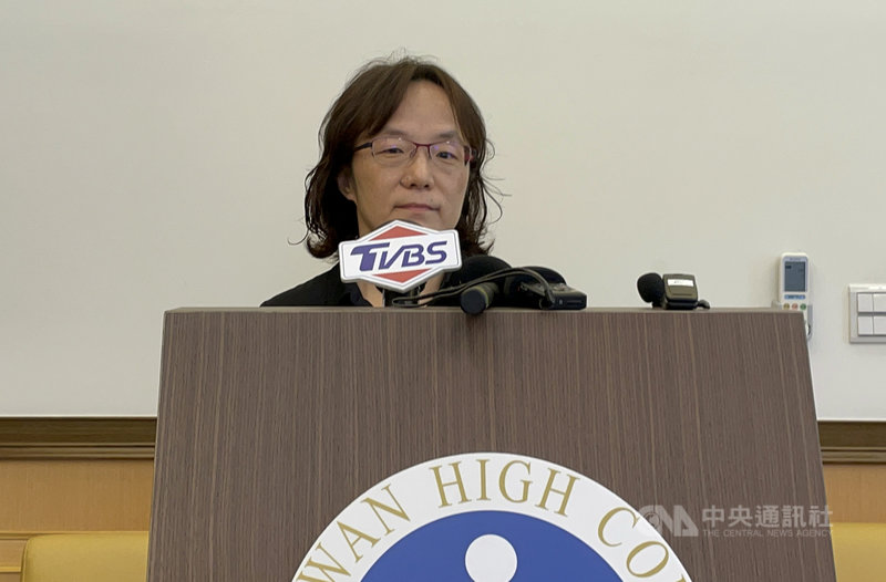 台灣銅鑼灣書店店長林榮基109年遭男子鄭啟龍、曾士晟、曾士峰潑漆,一審判3嫌3至4月不等徒刑;林榮基二審時說,至今仍感到害怕,二審20日加重改判3嫌6至8月不等徒刑,可上訴。圖為台灣高等法院刑事庭發言人劉方慈說明判決理由。中央社記者劉世怡攝 110年4月20日