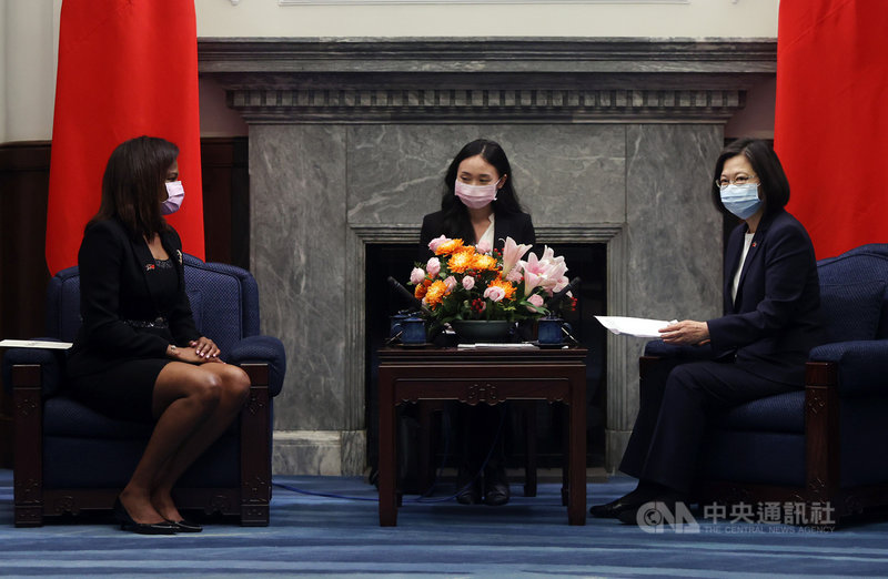 總統蔡英文(右)20日接受貝里斯新任駐台特命全權大使碧坎蒂(Candice Pitts)(左)呈遞到任國書,蔡總統表示,今年10月兩國建交將滿32週年,期待兩國關係共同迎向新發展、新成果。中央社記者鄭傑文攝 110年4月20日