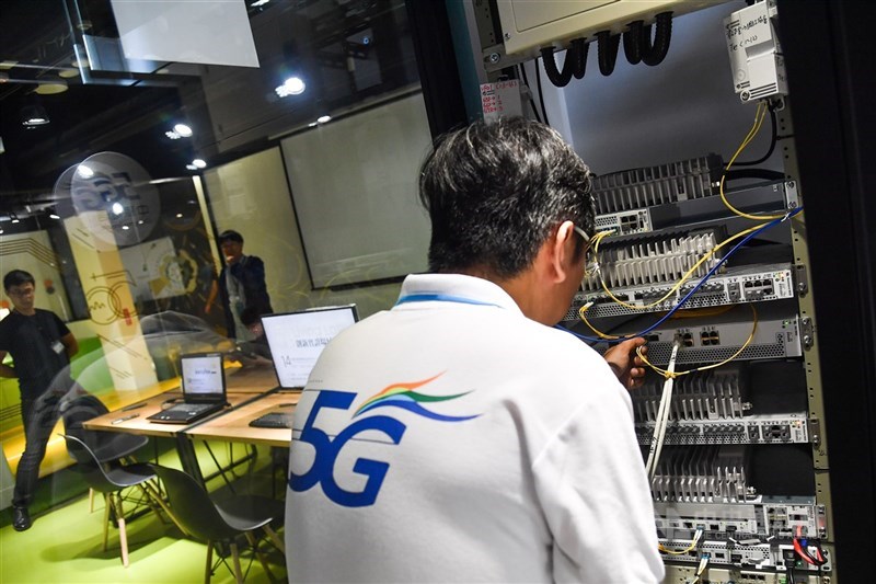 中華電信積極建設5G加量、加速,目標年底逾萬座5G基地台。圖為中華電信與經濟部工業局攜手打造5G數位科技實證場域與應用展示平台。(中央社檔案照片)