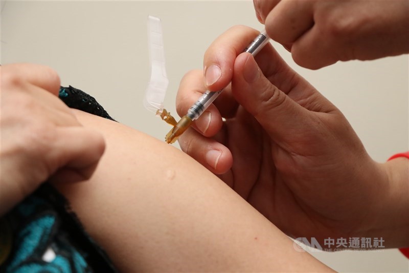 牛津AZ疫苗21日起開放1萬劑自費接種,20日民眾預約踴躍,是否加碼釋出引發關注。圖為醫護人員為民眾施打AZ疫苗。(中央社檔案照片)