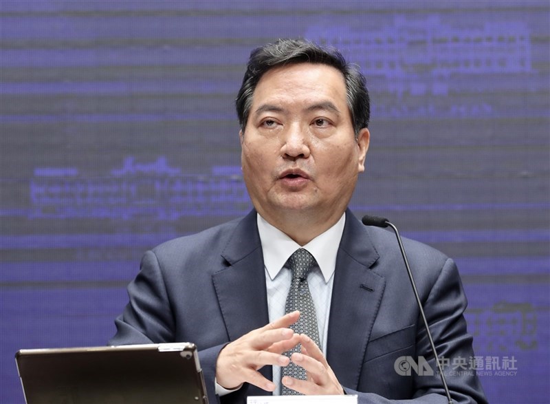 行政院長蘇貞昌傳曾致電總統蔡英文要求放手公股行庫人事,行政院發言人羅秉成(圖)20日表示,報導內容子虛烏有。(中央社檔案照片)