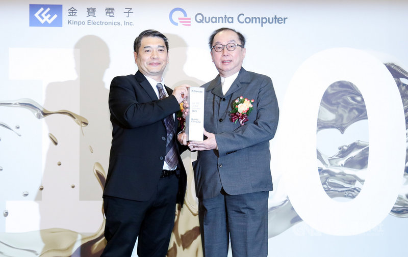 科睿唯安20日公布2021年全球百大創新機構名錄,代工廠廣達連續3年入選,董事長林百里(右)從科睿唯安總經理范永銀(左)手中拿過獎座。中央社 110年4月20日