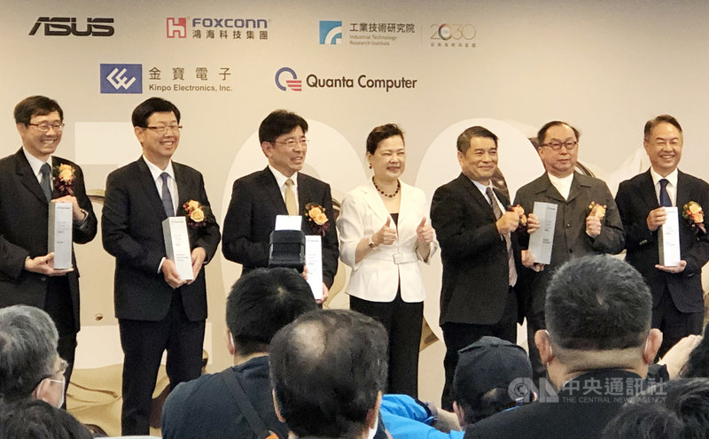 科睿唯安(Clarivate)20日上午舉行全球百大創新機構頒獎典禮,鴻海集團連續4年蟬聯獲獎,董事長劉揚偉(左2)受邀親自出席受獎。中央社記者鍾榮峰攝 110年4月20日