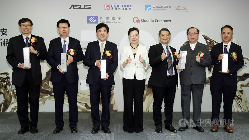 科睿唯安20日公布2021年全球百大創新機構名錄,台灣共5家獲選,經濟部長王美花(中)出席頒獎典禮,由科睿唯安總經理范永銀(右3)頒發獎座給工研院長劉文雄(左3)、鴻海董事長劉揚偉(左2)、廣達董事長林百里(右2)、華碩共同執行長許先越(左)與金寶總經理陳威昌(右)。中央社 110年4月20日