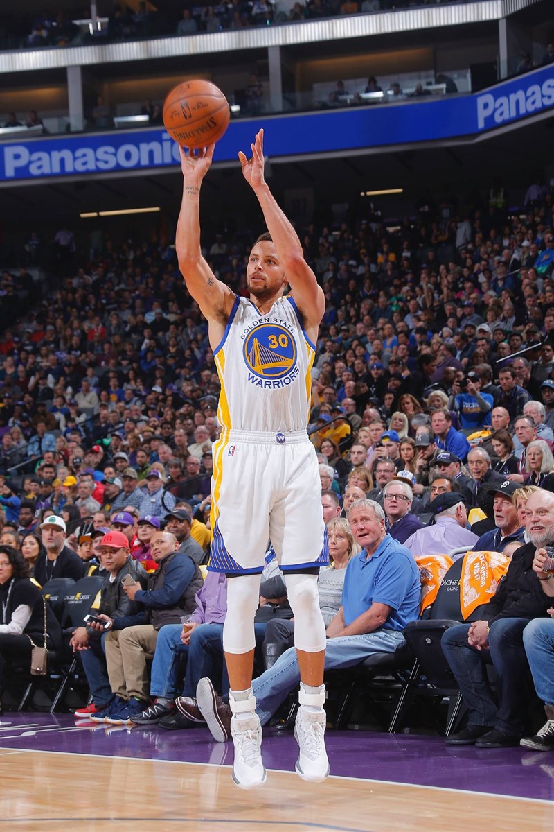 美國職籃NBA金州勇士球星柯瑞19日延續火燙手感,命中10記三分球,狂轟49分,以33歲之齡締造連續11場得30分以上。(圖取自facebook.com/StephenCurryOfficial)