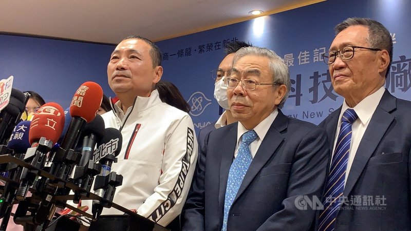新北市長侯友宜(左)、台塑集團總裁王文淵(中)20 日宣布南亞科技將於新北市泰山區南林科技園區投資興建12吋先進晶圓新廠,最快2021年底動工,全案投資金額約新台幣3000億元,預估可直接提供2000個就業機會。中央社記者沈佩瑤攝 110年4月20日