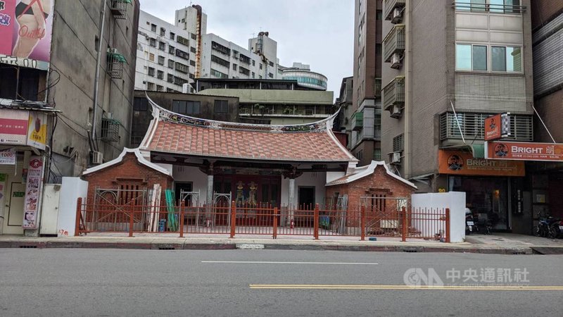 新北市定古蹟「板橋迪毅堂」年久失修又遇祝融,市府自107年進行修復及再利用工程,歷時2年完工,未來將局部開放正殿及廟埕等範圍,並配合板橋林家花園,不定期舉辦板橋古城巡禮活動,由志工老師帶領民眾導覽參觀。(新北市文化局提供)中央社記者沈佩瑤攝 110年4月20日