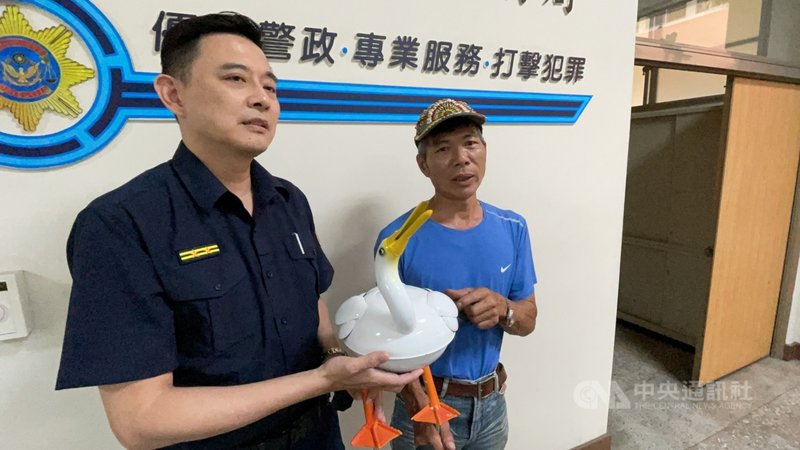 「嘉義鐵孩子」藝術家賴銘傳利用廢棄鍋碗瓢盆創作裝置藝術,作品「茶壺鴨」17日展出後不見,20日被警方尋獲,賴銘傳(右)認領時表示相當開心,感謝警方協助。中央社記者黃國芳攝 110年4月20日
