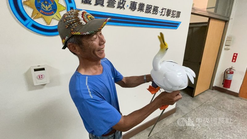 「嘉義鐵孩子」藝術家賴銘傳利用廢棄鍋碗瓢盆創作裝置藝術,作品「茶壺鴨」17日展出後不見,20日被警方尋獲,賴銘傳前往認領時表示,走失3天的「茶壺鴨」可以回家真好。中央社記者黃國芳攝 110年4月20日