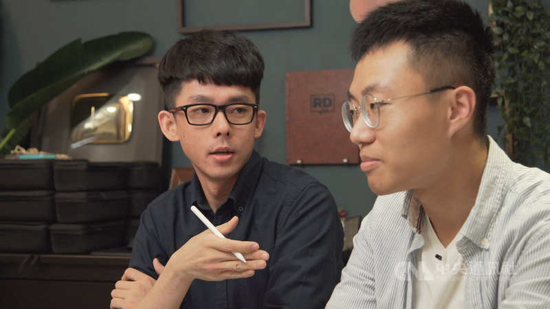 公視紀實推出以網紅為主角的紀錄片「為寂寞在唱歌」,記錄網紅阿滴(左)、黃大謙(右)等人,企圖理解網紅職業的真實模樣。(公視提供)中央社記者葉冠吟傳真 110年4月20日