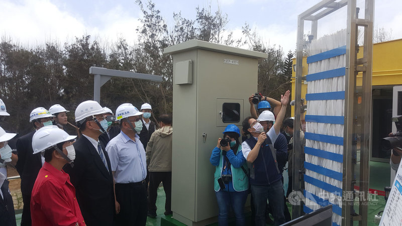 澎湖首座公共污水處理場「雙湖園水資源回收中心」通水典禮20日舉行,內政部長徐國勇(前左2)、澎湖縣長賴峰偉(前左3)等人實地視察中心運作情形。中央社 110年4月20日