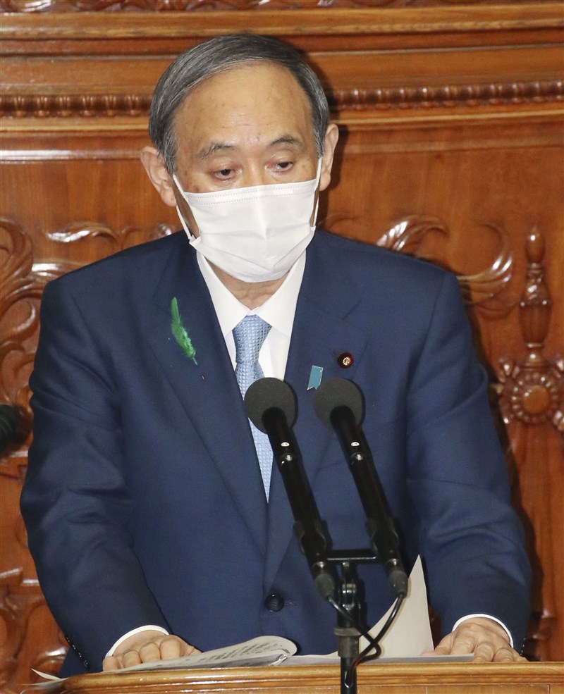日本首相菅義偉(圖)17日跟美國總統拜登進行日美領袖會談,聯合聲明載明台灣。菅義偉20日在國會備詢說,日美共同立場對台灣海峽和平與穩定具有意義。(共同社)