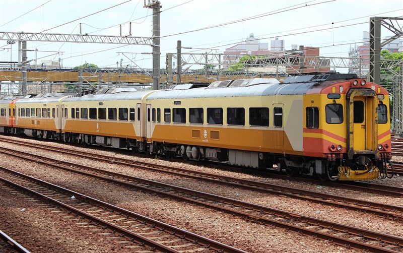 20日早上台鐵109次EMU300型列車因機械故障導致延誤,台鐵局表示,EMU300為老舊車輛,將優先汰換。圖為EMU300同型車。(圖取自維基共享資源;作者Rsa,CC BY-SA 3.0)