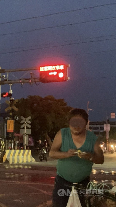 雲林縣斗六國中旁平交道19日晚間電子看板顯示「列車接近中,注意兩方來車」,但柵欄卻未放下,許多人不敢通行,原來是在測試電子看板。(王又民提供)中央社記者蔡智明傳真 110年4月20日
