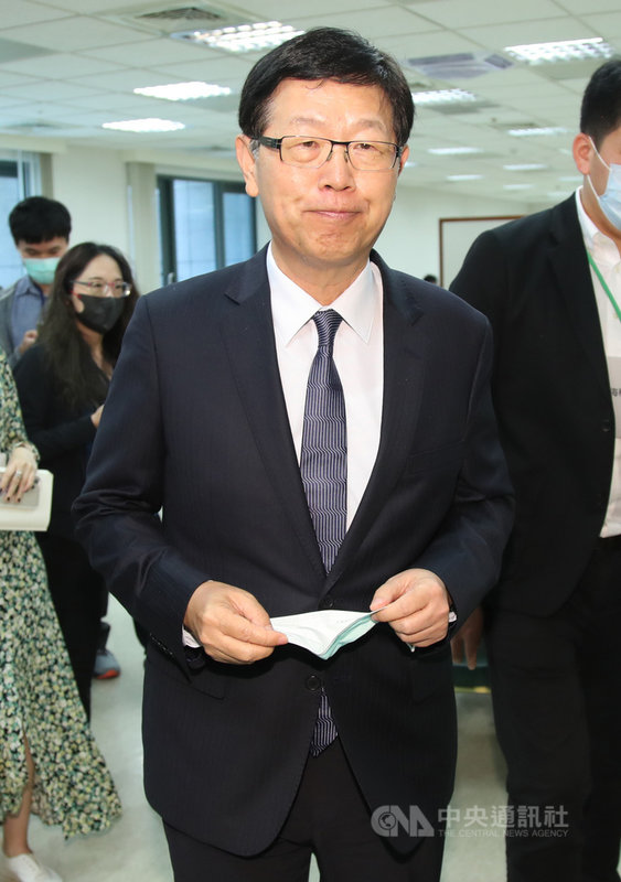 鴻海董事長劉揚偉(前)20日受訪透露,「快要確定」是否在美國威斯康辛州設電動車產線,可能在墨西哥「二擇一」或是「兩地都有」,目前集團在電動車專利超過300件,持續布局兩大電池技術。中央社 110年4月20日