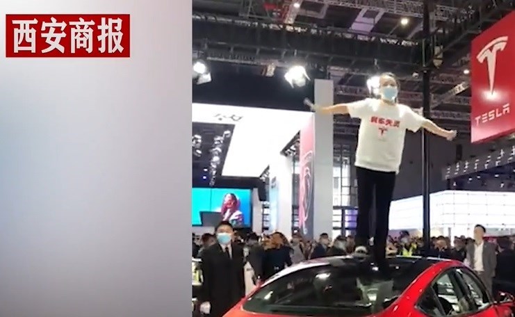 中國一名特斯拉女車主(圖)19日到上海車展特斯拉展場鬧場,被警方拘留5日。官媒新華社今天卻發文反批特斯拉高管事後回應「傲慢」,強調如果車企「店大欺客」,應加強監管。(取自西安商報微博網頁weibo.com)
