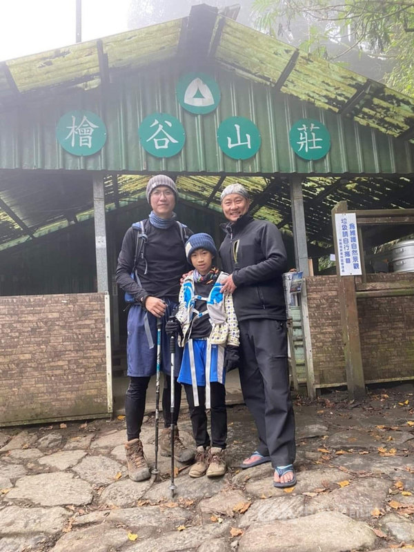 屏東北大武山山屋管理員吳德發(右)10年前承攬屏東林管處北大武山國家步道維護及檜谷山屋管理維護等工作,北大武山位處偏遠,又為山域事故熱點之一,吳德發率團隊常年進駐山屋,協助維護步道、管理山屋等相關設施,並常提供山友必要協助。(吳德發提供)中央社記者郭芷瑄傳真 110年4月20日
