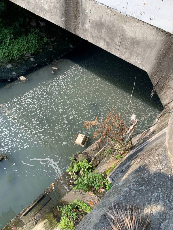 為揪出污染來源,台中市環保局在民眾陳情地點裝設「水盒子」24小時監控,成功查獲2家金屬表面處理業非法排放廢水,分別開罰18萬元、201萬6000元。(台中市政府提供)中央社記者郝雪卿傳真 110年4月20日