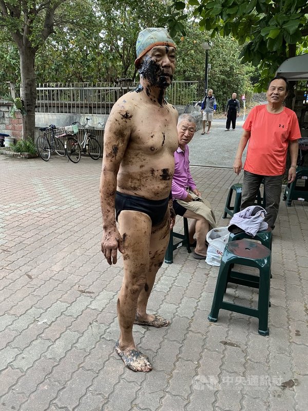 有一群泳客日前在高雄西子灣晨泳上岸後,全身沾滿黑油漬,不僅昂貴泳衣報銷,一身油污也花很大功夫才清掉,質疑是無良船隻排放廢油。(民眾提供)中央社記者王淑芬傳真 110年4月20日