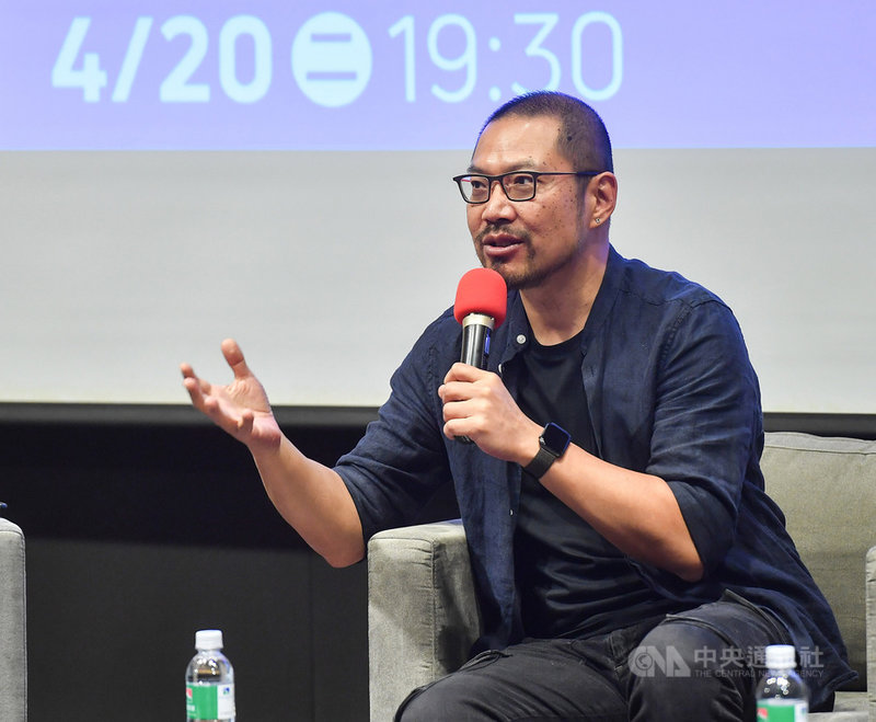 「把江湖帶進舞台:簡文彬與李永豐的非典型劇場管理對談」20日晚間在台北舉行,衛武營國家藝術文化中心藝術總監簡文彬出席談劇場。中央社記者鄭清元攝 110年4月20日