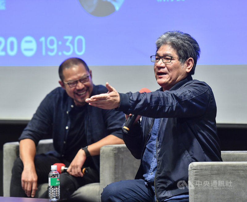 「把江湖帶進舞台:簡文彬與李永豐的非典型劇場管理對談」20日晚間在台北舉行,紙風車文教基金會執行長李永豐(右)出席,與衛武營國家藝術文化中心藝術總監簡文彬(左)對談。中央社記者鄭清元攝 110年4月20日
