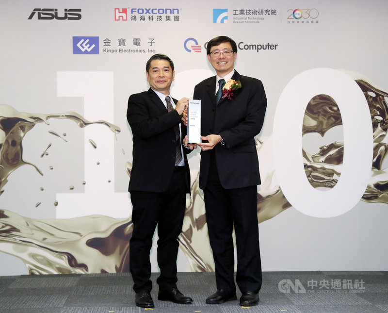 科睿唯安20日公布2021年全球百大創新機構名錄,電腦品牌廠華碩首次入榜。華碩共同執行長許先越(右)從科睿唯安總經理范永銀(左)手中拿過獎座。中央社 110年4月20日