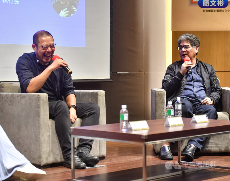「把江湖帶進舞台:簡文彬與李永豐的非典型劇場管理對談」20日晚間在台北舉行,衛武營國家藝術文化中心藝術總監簡文彬(左)、紙風車文教基金會執行長李永豐(右)暢談劇場活動。中央社記者鄭清元攝 110年4月20日