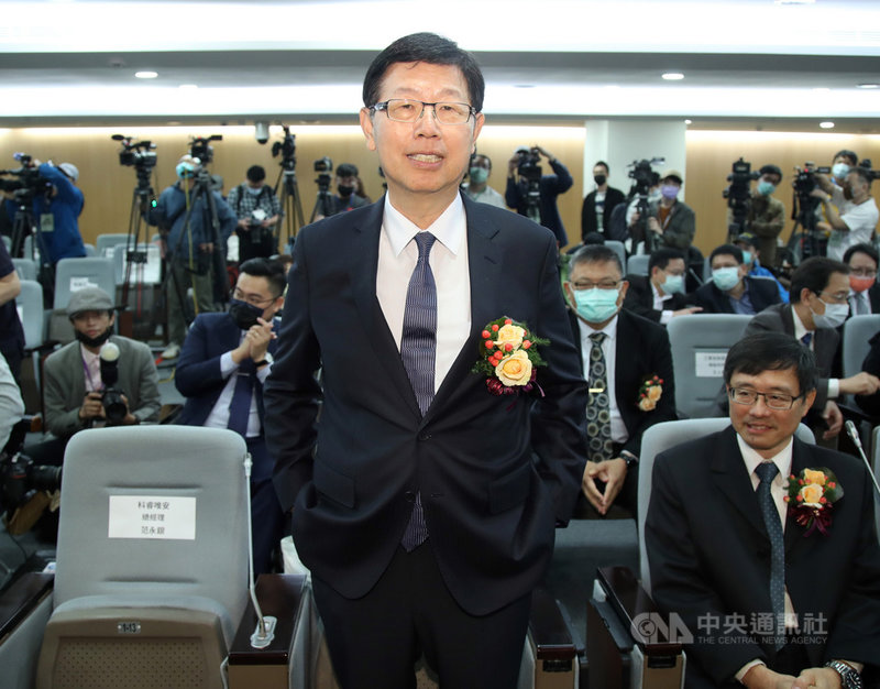 鴻海董事長劉揚偉(前)20日表示,現在缺料狀況越來越普遍,產業對於缺料情況下重複下單(overbooking)狀況相當擔心,他重申要到2022年第2季缺料狀況才會緩解。中央社 110年4月20日