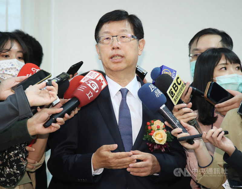 資訊服務提供者科睿唯安(Clarivate)20日上午舉行全球百大創新機構頒獎典禮,鴻海集團連續4年蟬聯獲獎,鴻海董事長劉揚偉(中)受邀親自出席,會後接受媒體採訪時表示,旗下單位與旺宏接觸,表達對6吋晶圓廠的合作興趣,未來集團鎖定布局特殊製程半導體技術。中央社記者鍾榮峰攝 110年4月20日