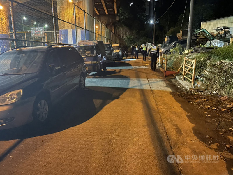 新北市汐止區茄福街一處籃球場旁21日凌晨發生一起疑因感情糾紛毆人事件,警方查緝4嫌到案偵辦。(民眾提供)中央社記者沈佩瑤傳真 110年4月21日