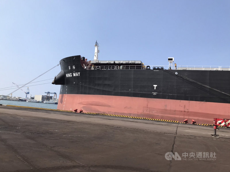 一艘自俄羅斯載運4萬多噸煤炭準備進高雄港卸貨的賴比瑞亞散裝貨輪,20日於港口外海錨區傳出船員死亡意外,經通知國搜中心協助搶救送醫仍宣告不治。(高雄港務警察總隊提供)中央社記者王淑芬傳真 110年4月21日