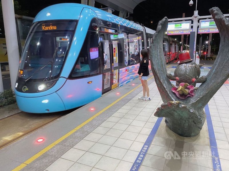 淡海輕軌沿線多為無人車站,且近半數是高架路段,新北捷運公司近日在月台上設置婦女安心候車區,利用影像監視器協助確保旅客安全。(新北捷運公司提供)中央社記者沈佩瑤傳真 110年4月21日