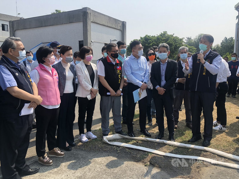 經濟部長王美花(前左3)和立法院經濟委員會21日到台中市福田水資源回收中心,視察再生水使用情形。中央社記者趙麗妍攝 110年4月21日