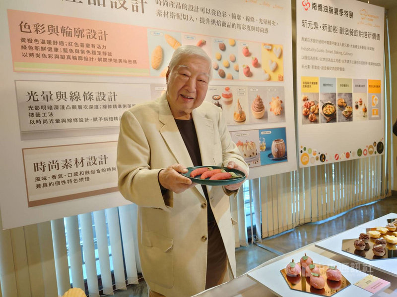 南僑集團21日起一連3天在桃園廠舉辦烘焙夏季特展,南僑會長陳飛龍認為,後疫時代原物料上漲不可避免,將加速烘焙業轉型朝向烘焙餐飲化發展。中央社記者韓婷婷攝 110年4月21日