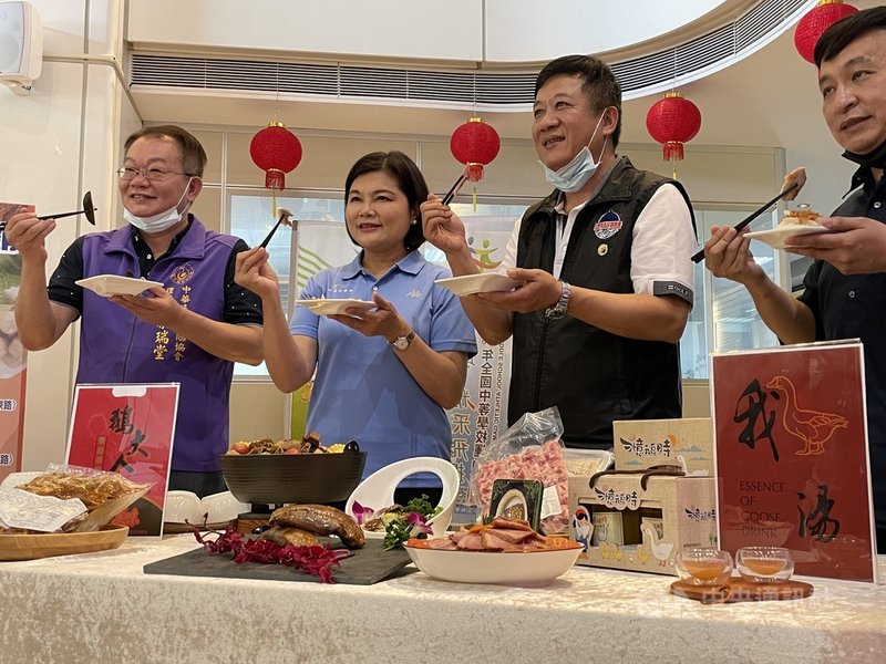 雲林縣政府、中華民國養鵝協會和中華民國水禽產業促進協會21日舉辦「110年度國產鵝肉平價促銷開跑活動」記者會,宣布今年度將有50場次鵝肉平價促銷活動,雲林縣長張麗善(左2)介紹鵝肉創意料理,邀民眾踴躍參加活動。中央社記者姜宜菁攝 110年4月21日