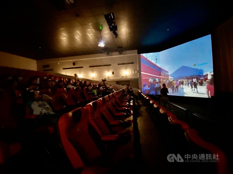 高雄港舊港區開發繼棧貳庫後,於大港橋旁的「HOLO PARK映像鹽埕」近來也成觀光熱點,商場可體驗7D全息浮空劇場超時空擬真劇院(圖),感受科技的震撼。中央社記者董俊志攝 110年4月21日