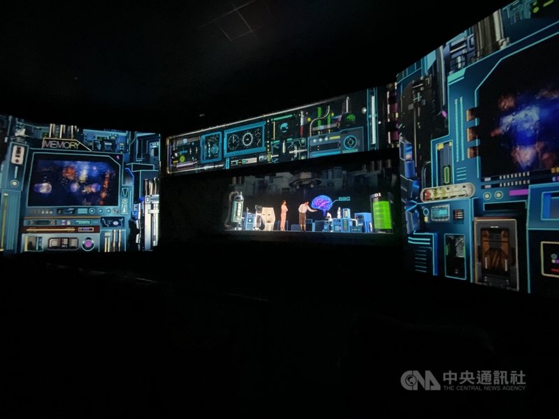 高雄舊港區棧貳庫已營運啟用3年,吸引不少觀光人潮,為加速周邊碼頭區開發,高雄港區土地開發公司計畫分4期建設,第一期「HOLO PARK映像鹽埕」及浮空劇院生活廣場試營運中。圖為7D全息浮空劇場超時空擬真劇院。中央社記者董俊志攝 110年4月21日
