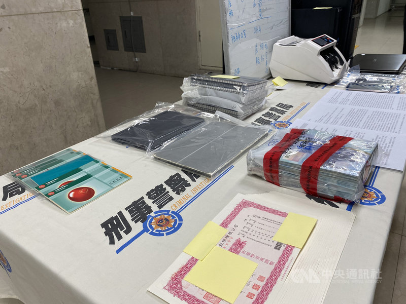 以劉姓男子為首的地下盤商詐騙集團,利用低買高賣未上市股票行騙投資人,刑事局獲報後循線追查蒐證,近日執行搜索行動,逮捕劉男等10嫌送辦。圖為贓證物。中央社記者黃麗芸攝 110年4月21日