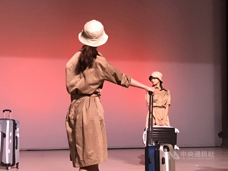 新北市方相舞團與金門縣棠風舞團交流,24日將在金門縣文化局演藝廳聯合展演,編舞家以金門為創作題材,企圖藉舞蹈表達擁有歷史人文記憶與自然風光的浯江意象。圖為方相舞團展演。(方相舞團提供)中央社記者黃旭昇新北傳真 110年4月21日