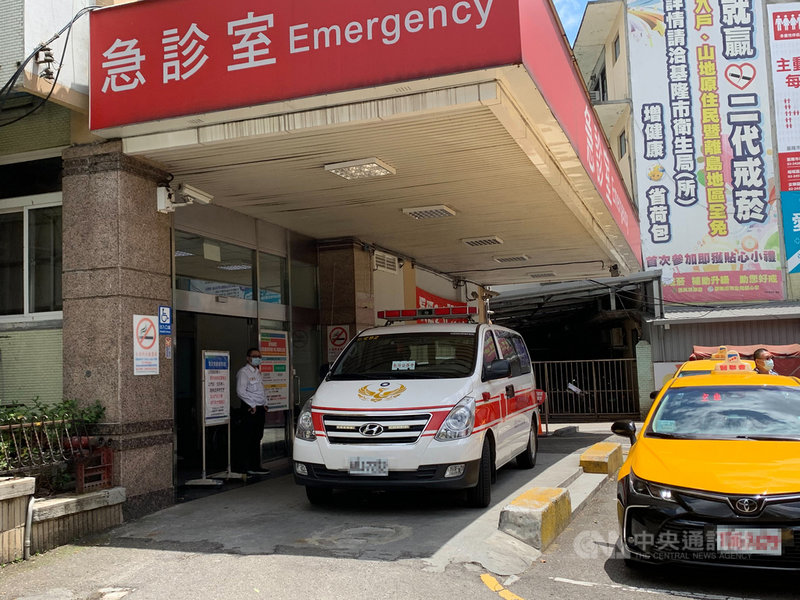 吳姓男子21日出獄,得知妹妹和陳姓前妻同住,前往探訪時發現陳女的男友連姓男子也在屋內,氣得爬陽台破窗入內,雙方發生衝突,連男和吳男受傷,分別送往基隆醫院(圖)和基隆長庚醫院治療。(讀者提供)中央社記者王朝鈺傳真 110年4月21日