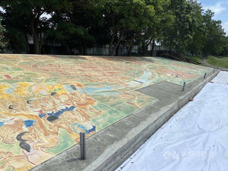 宜蘭縣政府與美術學者陳世強和合作,以一年時間用6510片燒陶片,在宜蘭河畔拼出長30公尺、寬6公尺的「宜蘭清明上河圖」壁畫,希望藉由創作手法呈現歷史記憶,讓當地的宜蘭河濱公園兼具防汛及文史導覽功能。(宜蘭縣政府提供)中央社記者沈如峰宜蘭傳真 110年4月21日