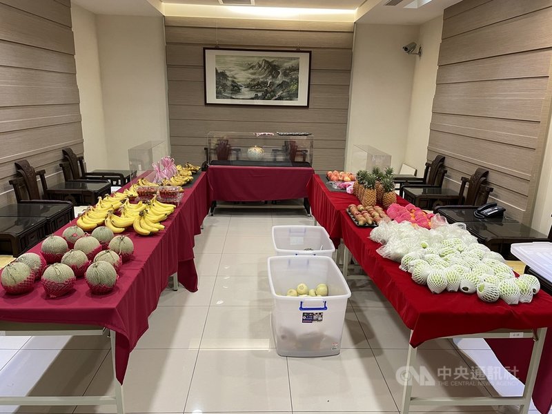 一名呂姓男子積欠健保費、罰鍰等約新台幣11萬餘元,行政執行署士林分署20日原要查封呂男小貨車,得知他處境艱難,士林分署同仁合資買光車上水果,讓呂男先清償部分欠款。(士林分署提供)中央社記者蕭博文傳真 110年4月21日